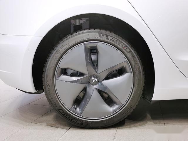 探店实拍国产Model 3，销售人员：我一个下午就签了3单！