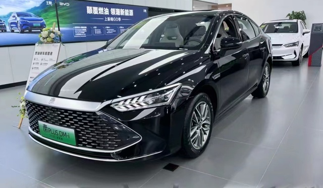 2023款秦PLUS DM-i冠军版到店，玄空黑色很稳重，9.98万起
