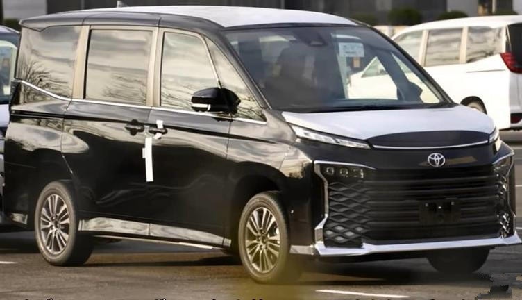 丰田Voxy实车曝光 电动侧滑门+1.8L插混 定位入门MPV