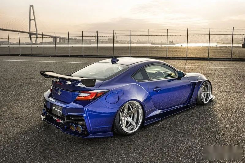 KUHL改装宽体GR86/BRZ，风格神似2000年初的《极品飞车》