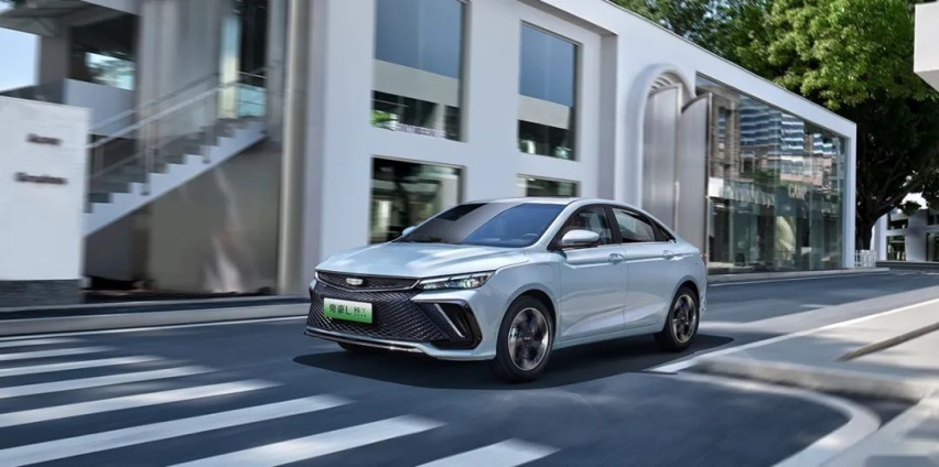 3.8L亏电油耗、6.9s百公里加速，1300km续航，吉利混动家轿放大招
