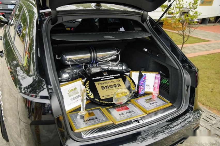 刚从赛道下来就去了车友聚会，奥迪RS4是一辆怎样的车？