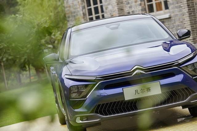 东风雪铁龙凡尔赛C5 X上市，仅售14.37万元起，享三大超凡新体验
