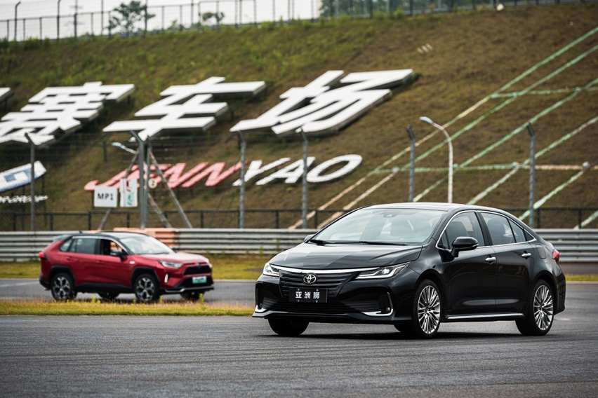 高阶紧凑级家用新势力 亚洲狮/RAV4荣放双擎E+赛道“双体验”