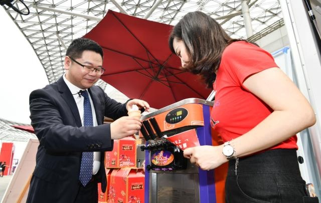 重庆车展 | 多款明星商用车登场,东风小康移动集市亮相重庆车