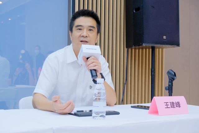 新狮标+R标双剑合璧 成都车展上汽荣威展台专访