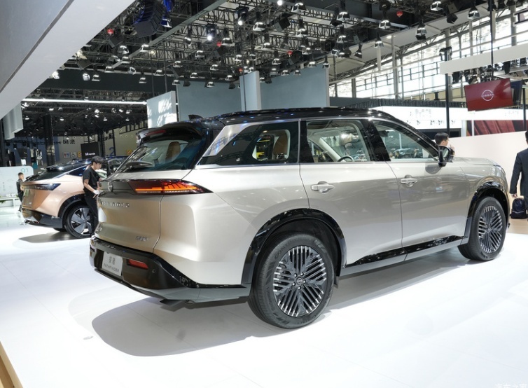 东风日产首款6座SUV，探陆预售23.98万起，汉兰达真对手来了
