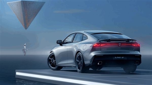 联合引擎｜一辆A级车号称奥迪A7平替？UNI-V有这个实力吗？