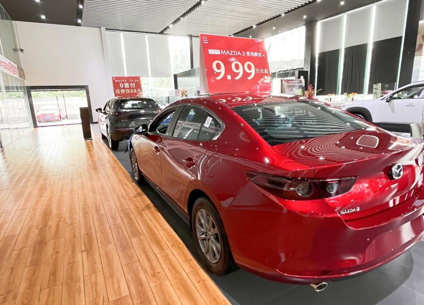 到店实拍新款马自达3 昂克赛拉入门版，售8.99万，搭1.5L+6MT