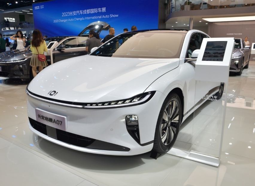 长安推出的新车，长近5米造型科幻，可加油可充电，成都车展亮相