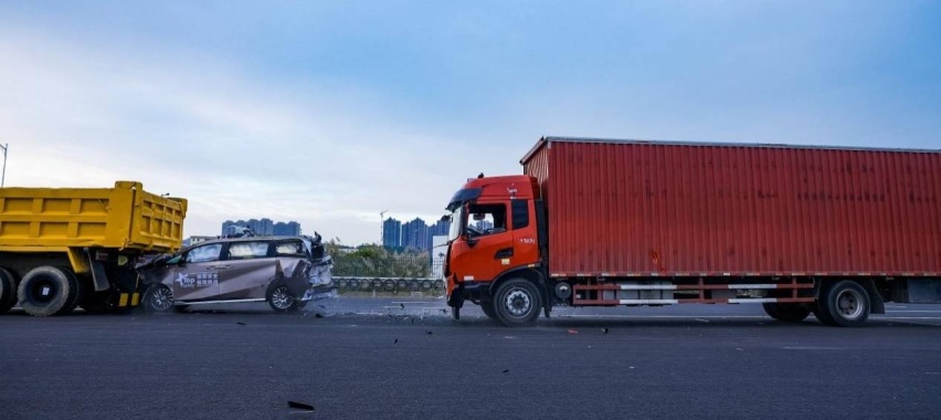 什么样的MPV才足够安全？M8宗师以货车“前后夹击”给出答案