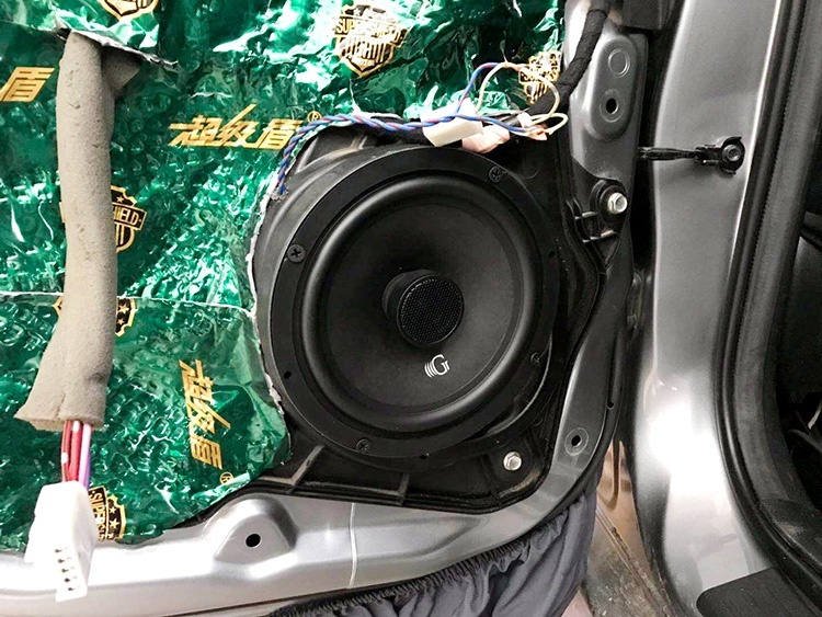 马自达3汽车音响改装隔音升级，哈尔滨小蒋汽车音响改装作业