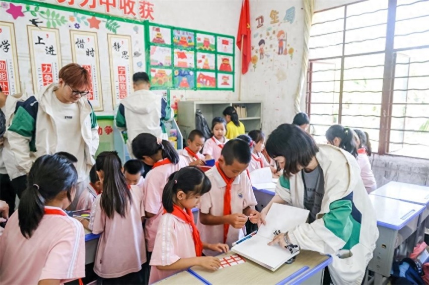 传递公益力量 “腾势微光图书角”落地边境小学