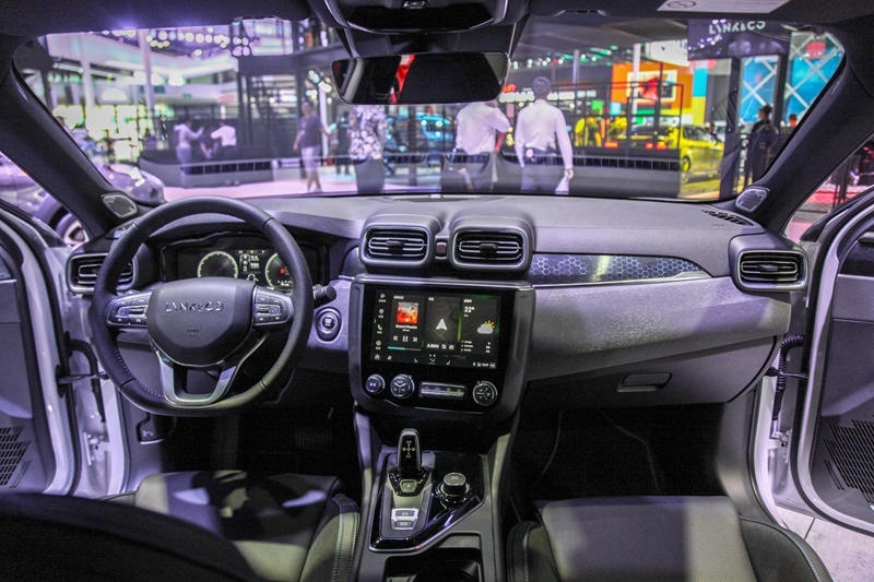 外观与燃油版相近，领克02 PHEV / 03 PHEV上市