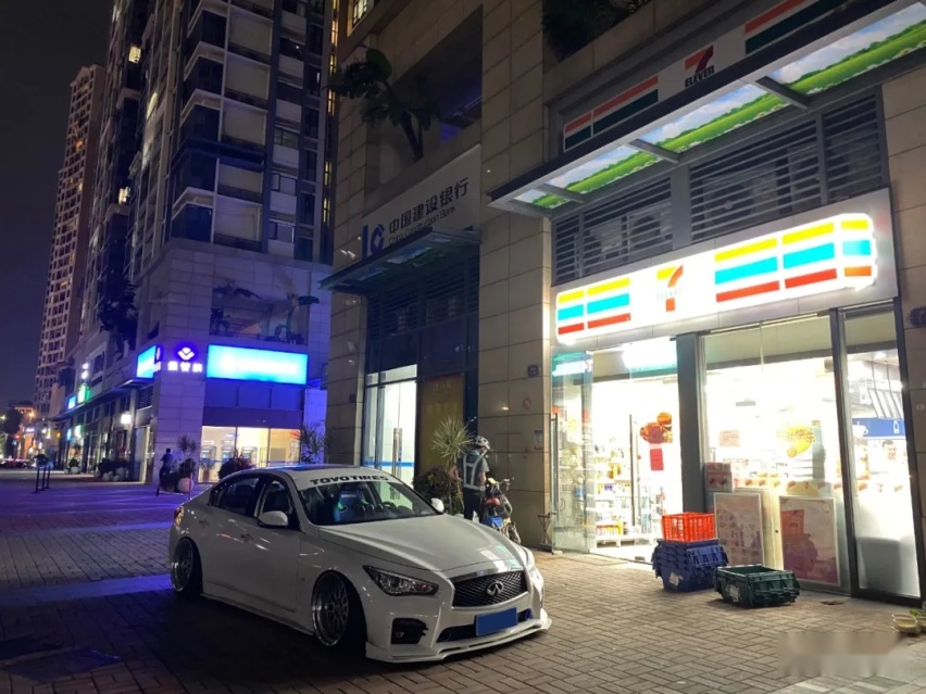 每次还原就换风格，连深圳交警都认识这辆要一年一审的英菲尼迪Q