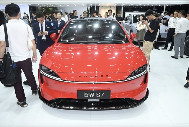余承东放大招，智界S7只卖22万起，标配800V平台卷疯小米、特斯拉