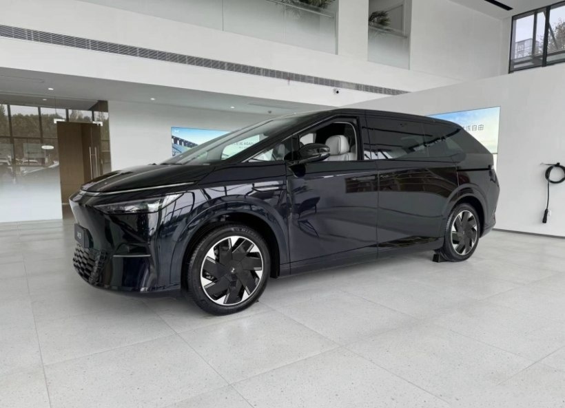 小鹏X9实车到店，标配后轮转向，配快充续航702km，预售38.8万起