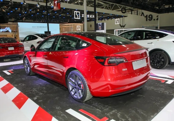 25万如何选新能源车？小鹏P7i对比特斯拉Model 3