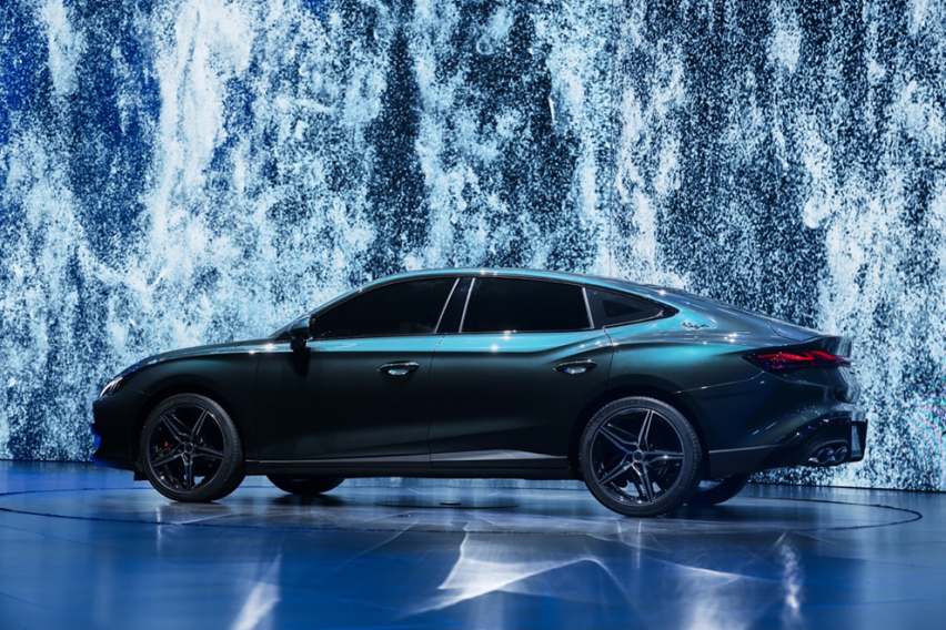 2.0T+9AT、三段式尾翼，MG黑标首款车型MG7全球首秀