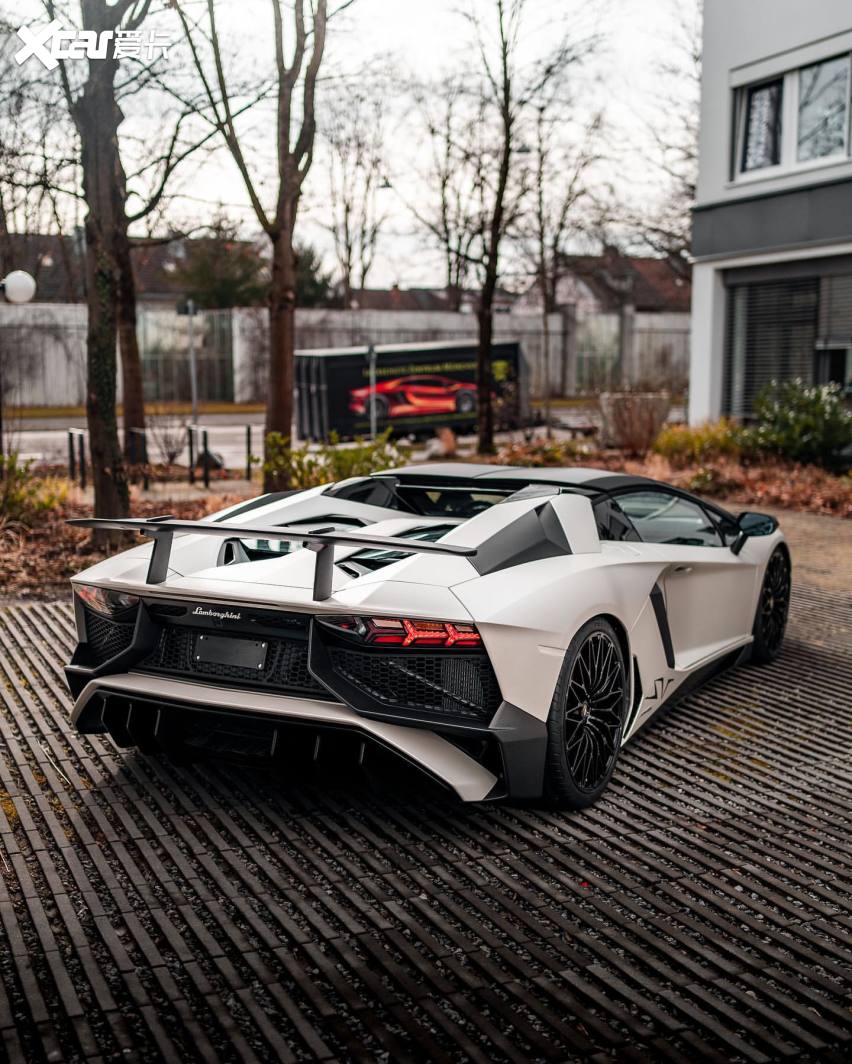 银白色兰博基尼大牛与xpel哑光车衣