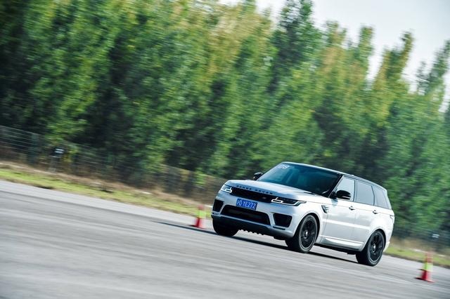 试2020款揽胜运动版：3.0T+48V轻混，又快又野的路虎
