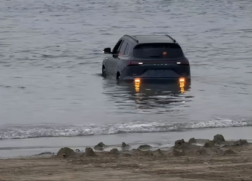 问界M7海滩陷车案例分析：海水腐蚀性并不夸张，119不出警合情合理