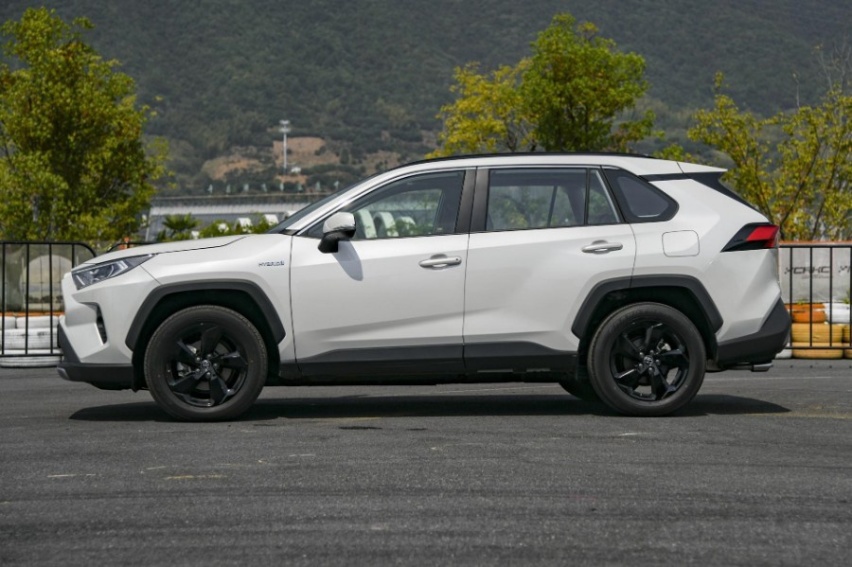 燃油双擎两开花，这一次，你看好RAV4荣放吗？
