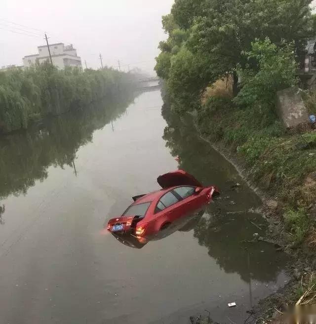 除了开车爬路牌杆，还有哪些奇葩的驾驶骚操作？