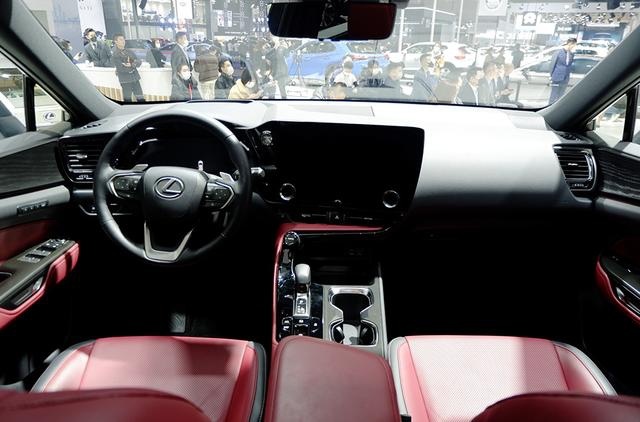 雷克萨斯首款插混车型NX400h+登台，全新NX重庆上市