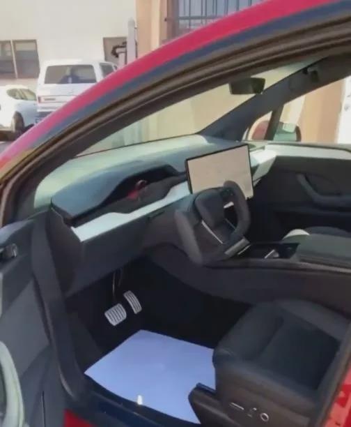 采用F1式赛车方向盘？全新Model X曝光，顶配车型破百仅需2.6秒