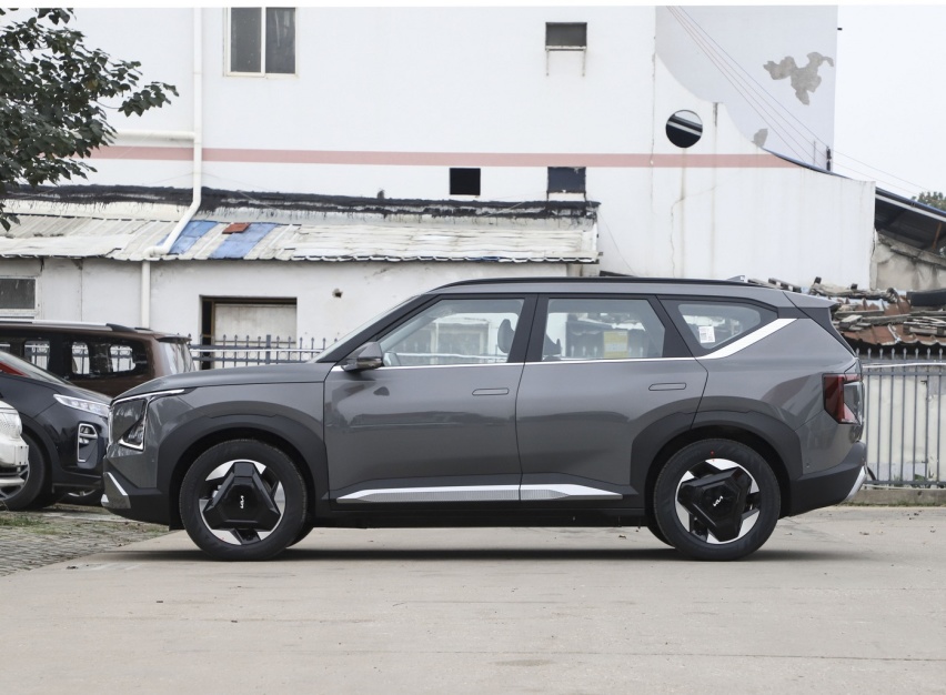 起亚首款纯电SUV！14.98万起外观很炫酷，标配四轮独悬，续航出众
