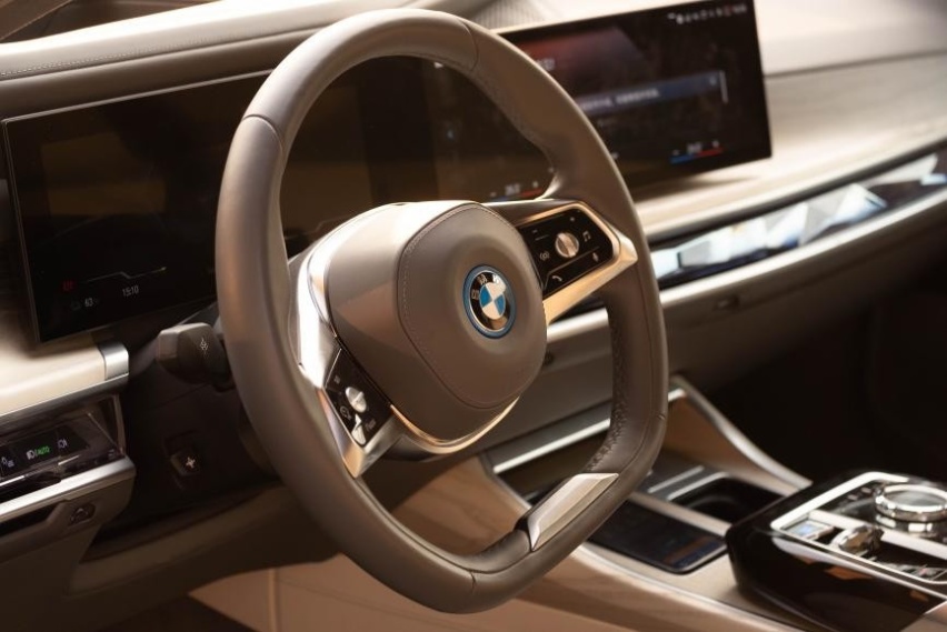 拒绝“墨守成规”，创新纯电动BMW i7又突破了哪些想象？