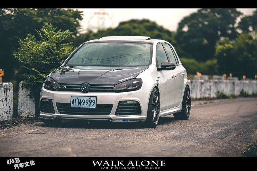 乡间小路中的一台钢炮高尔夫6 GTI