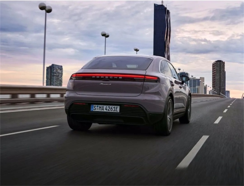 「触电」的保时捷 Macan，还能吃到燃油版的「老本」吗？