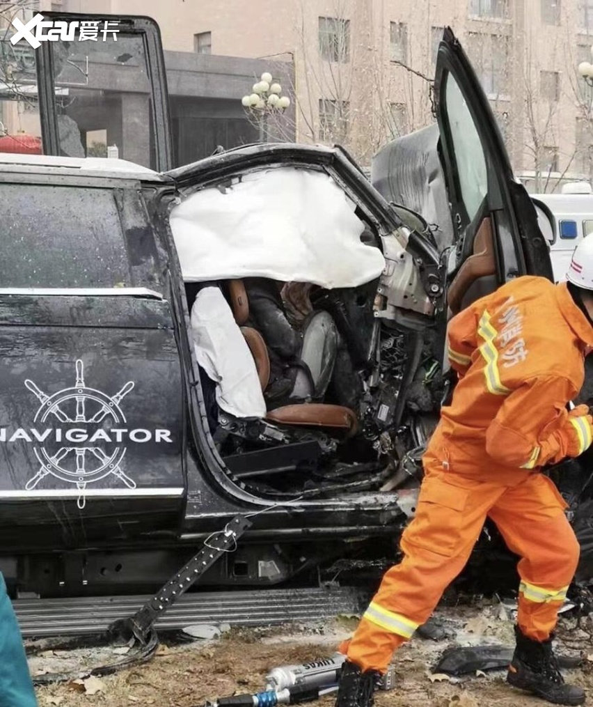 从林肯领航员撞树事故中可以看出25偏碰实验是非常的重要