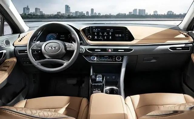 水泥灰、2.0T+8AT，这么战斗的B级车你猜要多少钱？
