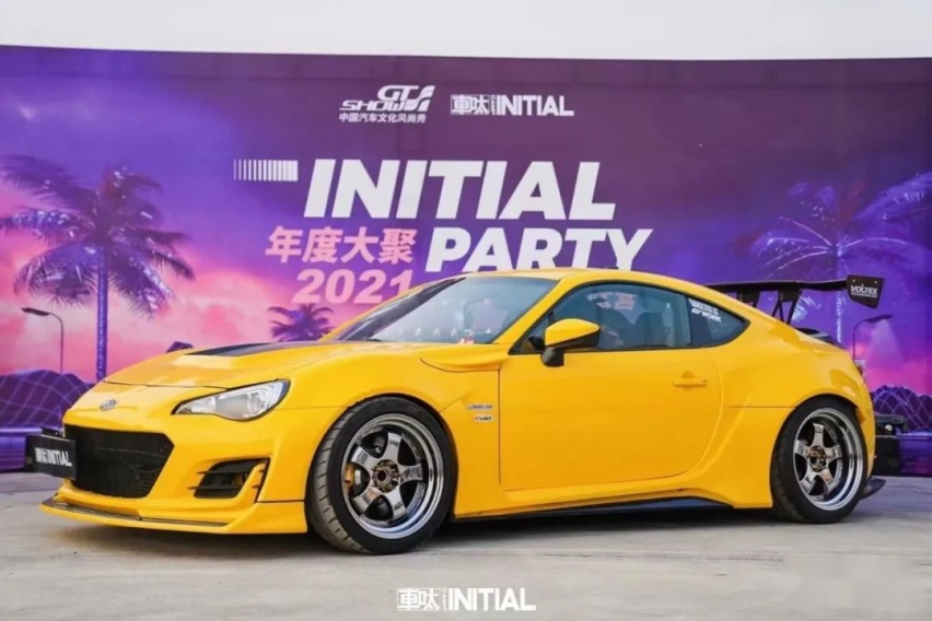 颜值与性能都在线的斯巴鲁BRZ，姿态风外观下有着300匹轮上马力