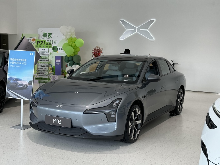 小鹏MONA M03到店实拍，大过Model 3配掀背尾门