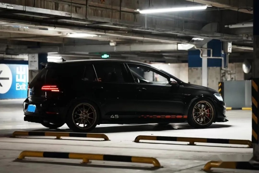 走街范的大众7.5代高尔夫GTi，这种干净素雅的感觉就很棒