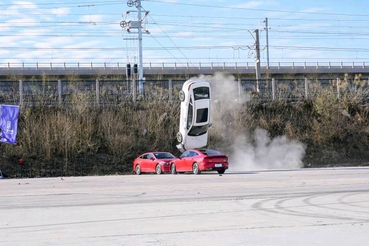 安全品质再升级 第四代奔腾B70极速翻滚挑战成功