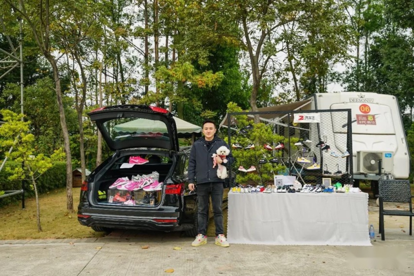 刚从赛道下来就去了车友聚会，奥迪RS4是一辆怎样的车？