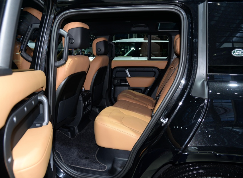 售价161.8万元 路虎卫士110 V8版实车亮相 5.4秒破百