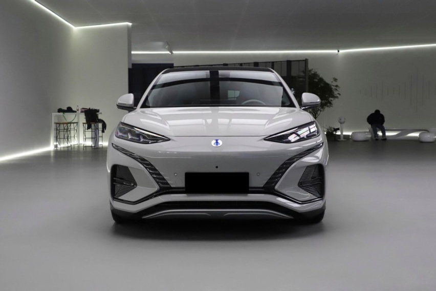 配“双枪”搭“云辇”，30.18万起让顶配变标配，抢先解读腾势N7