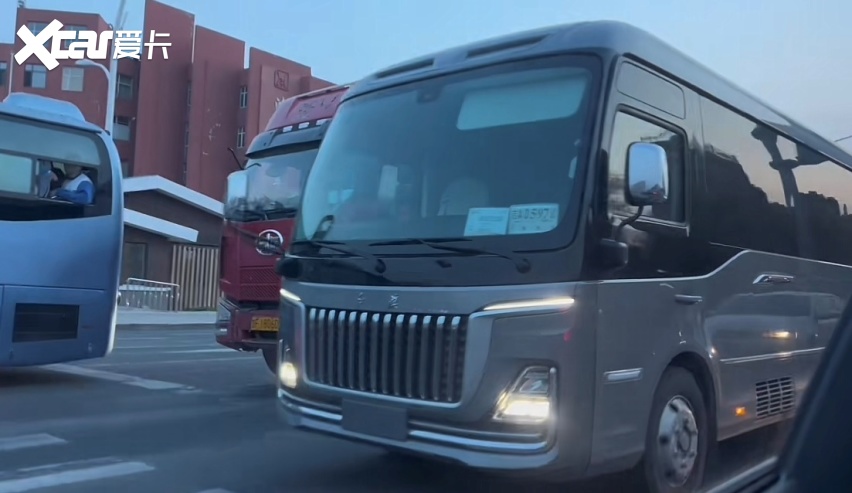 红旗qm7现身街头,气场油然而生,搭自研3.0t动力-爱卡汽车爱咖号