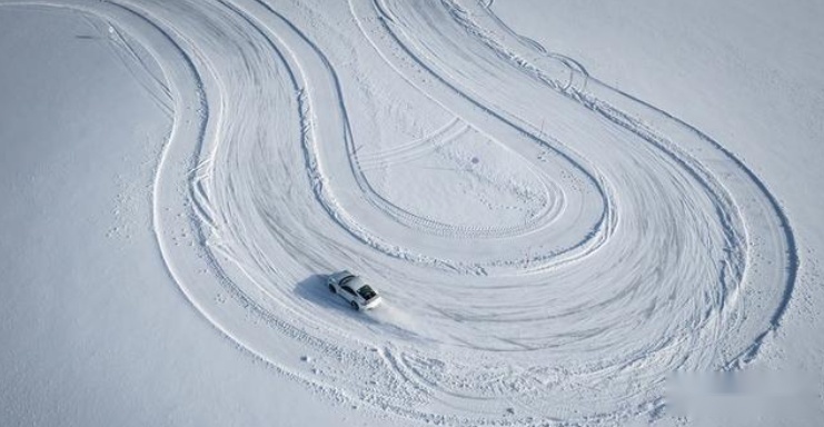 远离城市奔赴冰雪赛道，与保时捷纯电跑车共舞冰上华尔兹