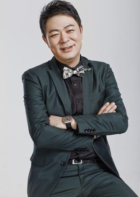 靠《家有儿女》走红,如今成知名投资人,小11岁爱妻曝光豪车无