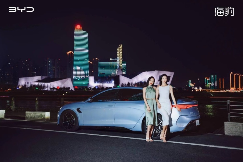 《手握30万预算，不看燃油车，比亚迪海豹才是不二之选》