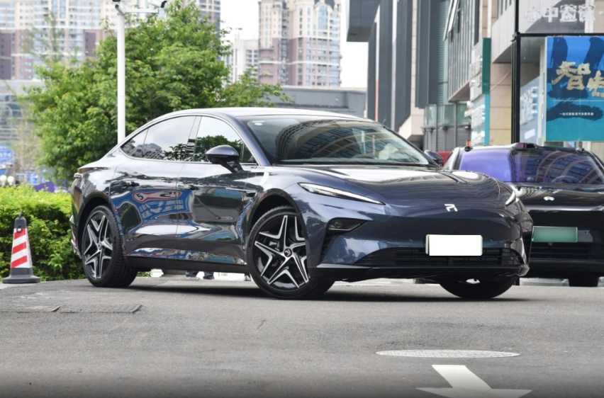 上汽下成本了，飞凡F7长5000mm续航702km，车内51英寸屏幕是