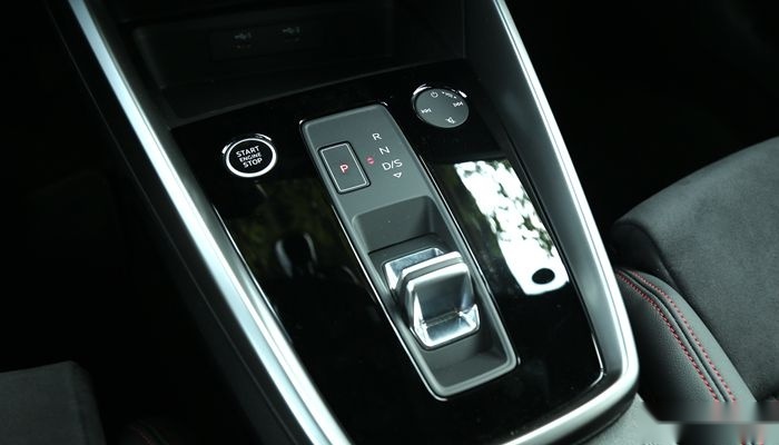奔驰A级/宝马1系/奥迪A3，谁是年轻人的第一辆豪车?