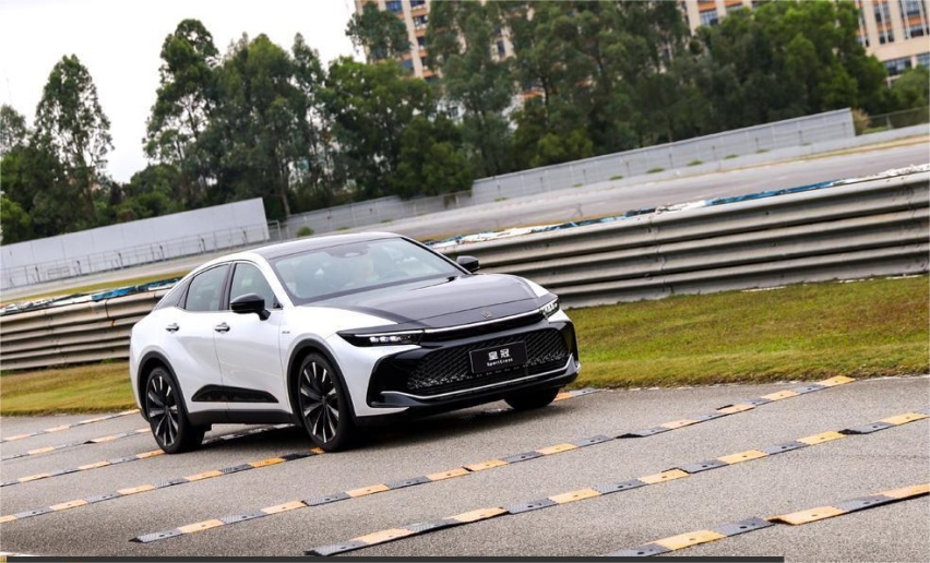首搭2.4T双擎系统 试驾丰田皇冠 SportCross